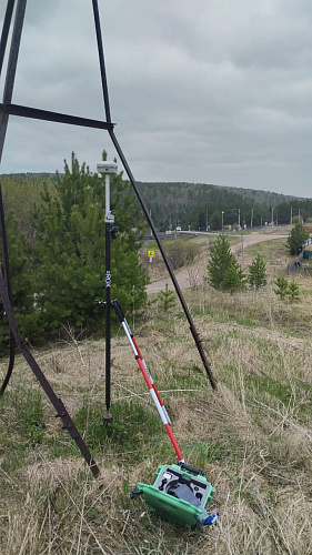 RGK SR1 с RGK SC100 и вехой RGK GLS 25 - комплект GNSS приемника