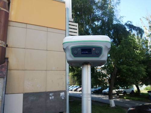 RGK SR1 с RGK SC100 и вехой RGK GLS 25 - комплект GNSS приемника